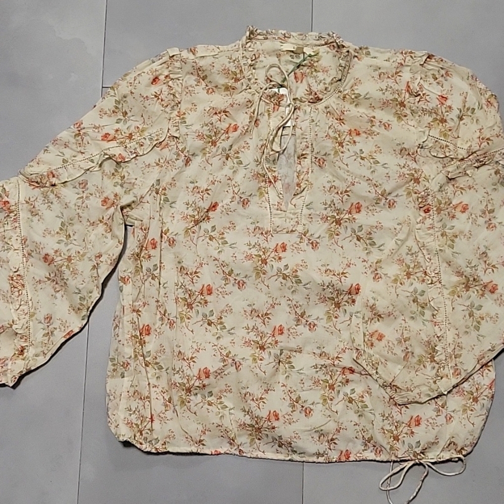AE77  lightweight, long-sleeved blouse size L